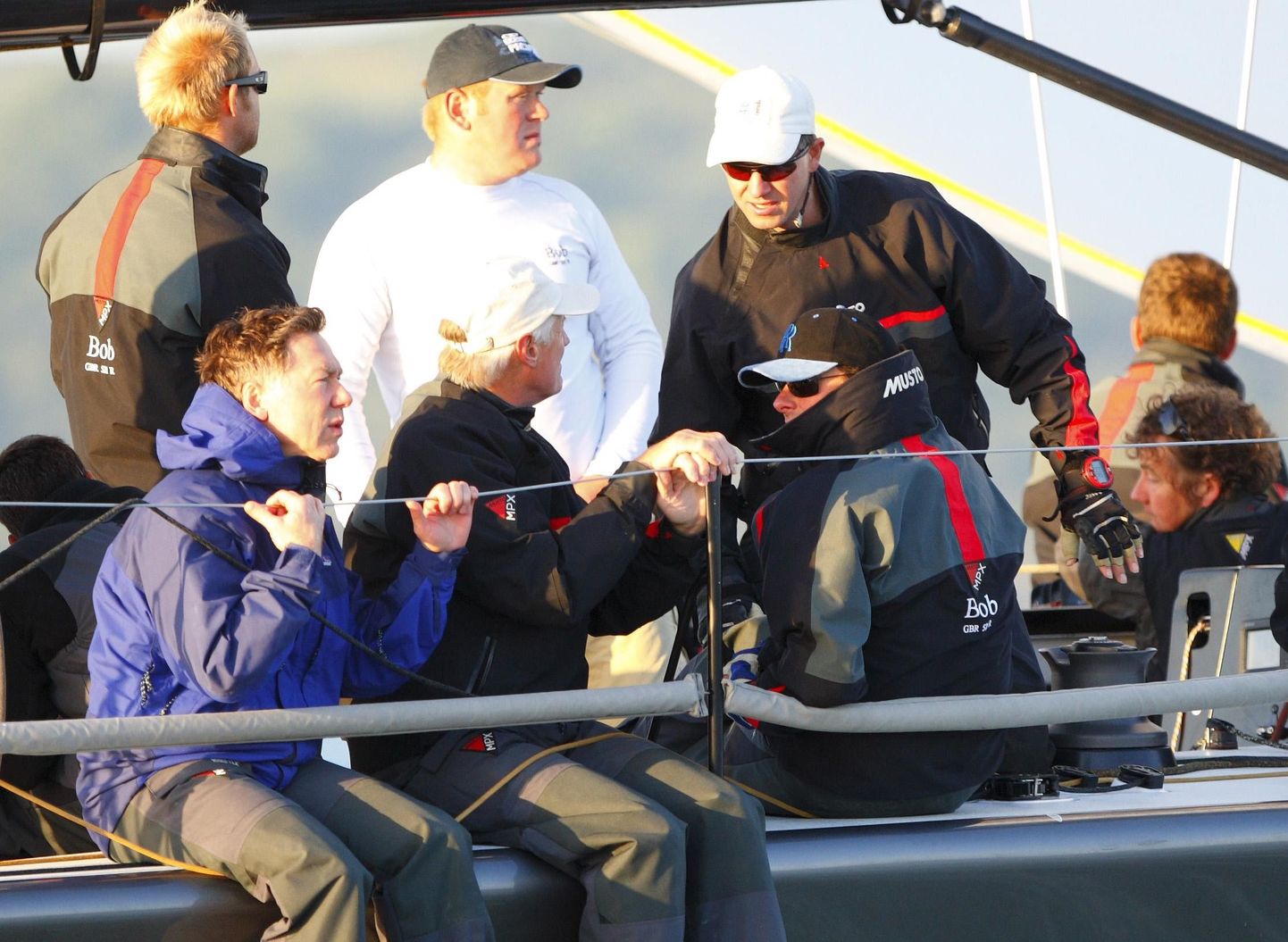 Директор ВР Тони Хэйуорд  (в черной кепке) на борту своей яхты.