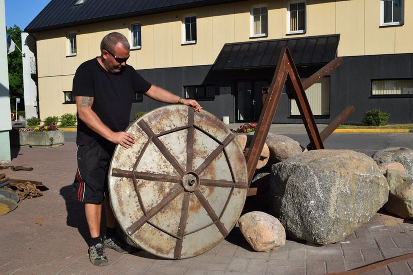 Valga muuseumi õuealal toimetav kunstnik Toomas Altnurme, kes valmistamas maakividest ja vanametallist monumentaalset skulptuuri.