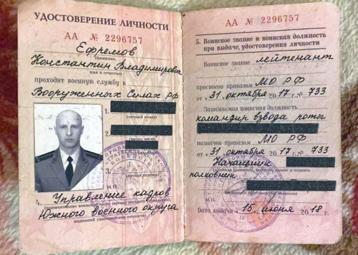 Константин Ефремов показал Би-би-си свой военный билет.