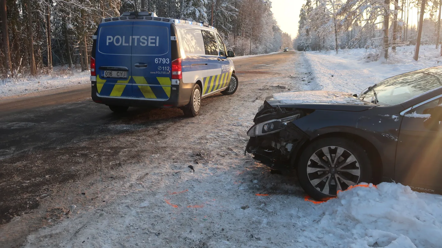 Illustratiiivne foto on hommikusest liiklusõnnetusest.