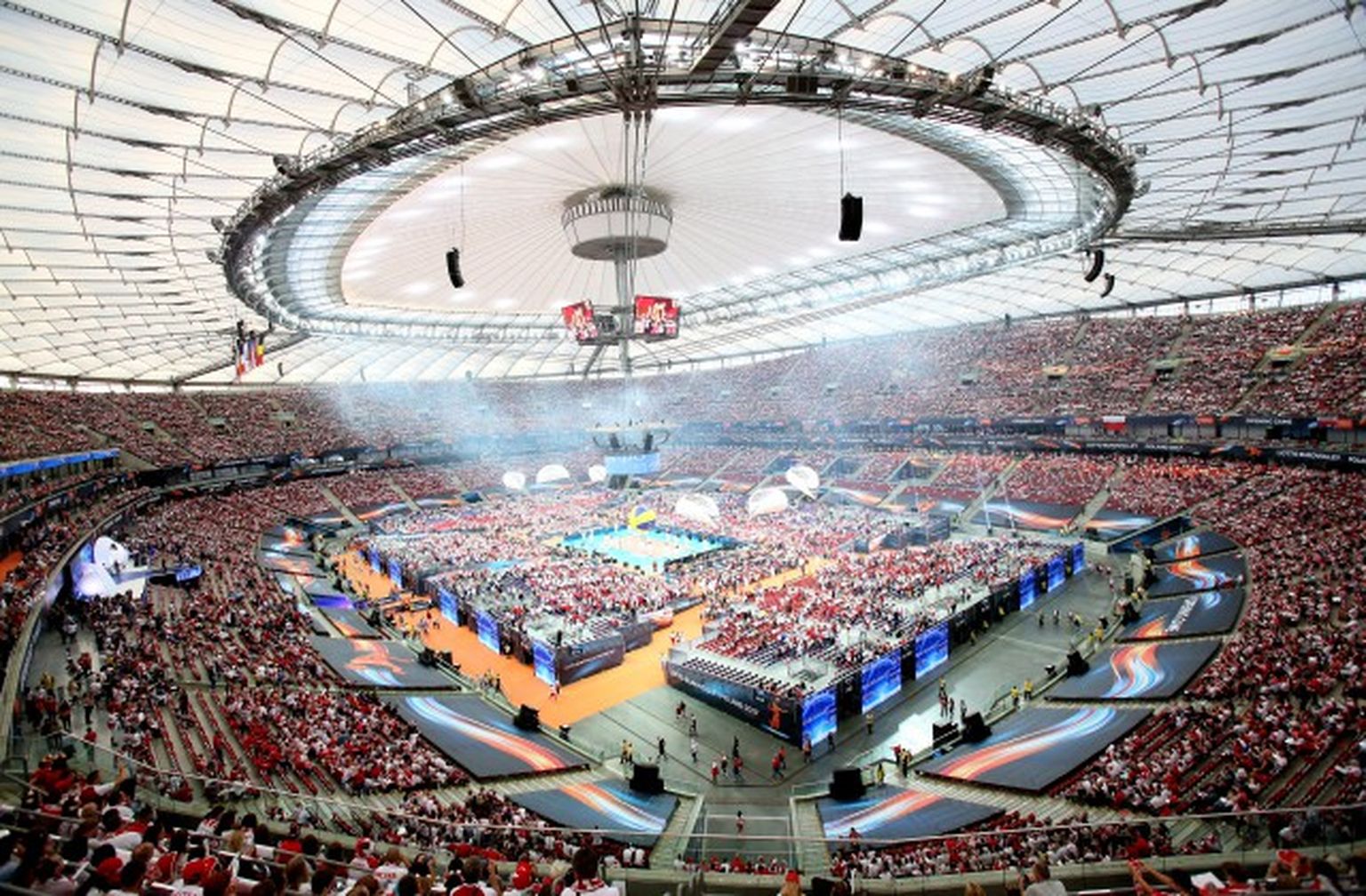 Nacionālais stadions Polijas galvaspilsētā Varšavā. Eiropas volejbola čempionātā sasniegts apmeklētības rekords - klātienē spēli vēro vairāk nekā 65 000 skatītāju