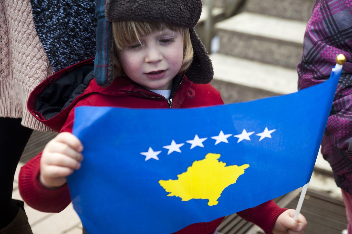 Albaania laps hoidmas käes Kosovo lippu.