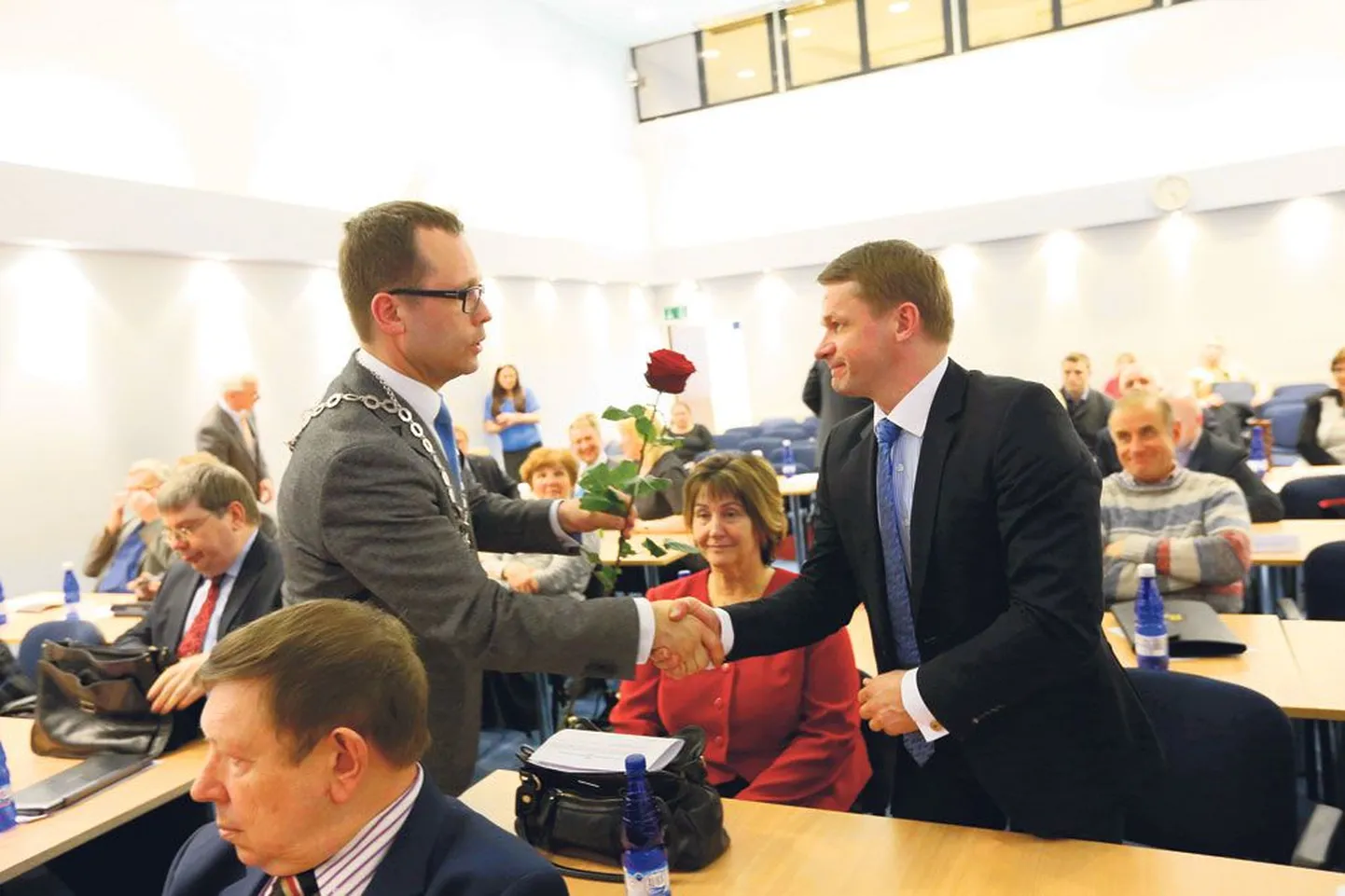 Tartu uus linnapea Urmas Klaas (vasakul) õnnitles uut abilinnapead Valvo Semilarskit ja kinkis talle punase roosi.