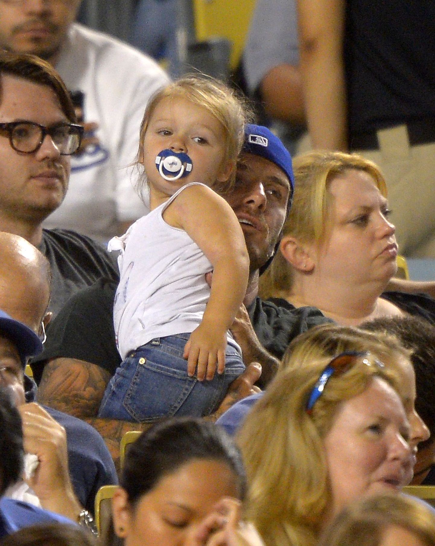 David Beckham tütrega Los Angeles Dodgersite ja Chicago Cubsi vahelilsel pespallimängul.
