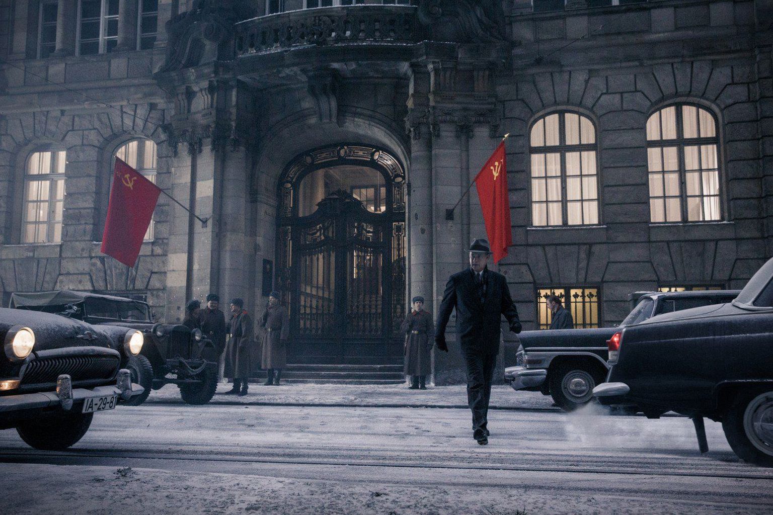 James Donovan väljub Nõukogude saatkonnast Ida-Berliinis. Palitu on pätid talt juba ära võtnud.