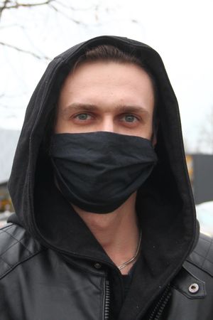 Иван носит маску и на работе, и в общественных местах, в том числе на улице.