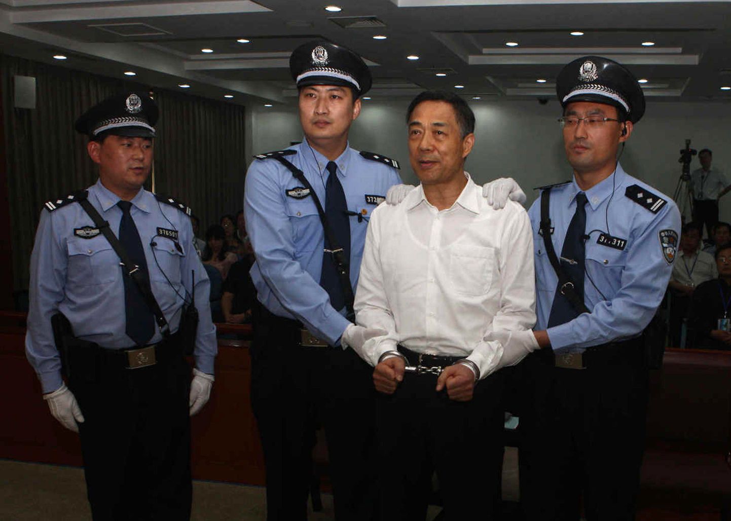 Jinani kohus mõistis kunagise Hiina  tipp-poliitiku Bo Xilai (keskel) eluks ajaks vangi.