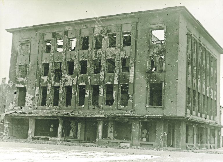 После войны от здания сохранились лишь стены и перекрытия. Около 1945 года.
