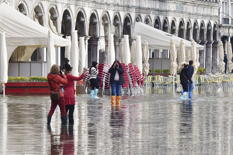 Turistid jäädvustamas end Itaalias Veneetsias tulvavees