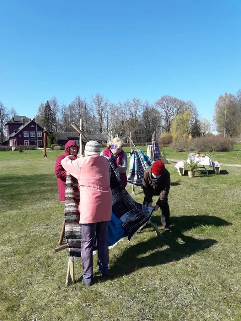 "Rūķīšos" austie lupatu celiņi.