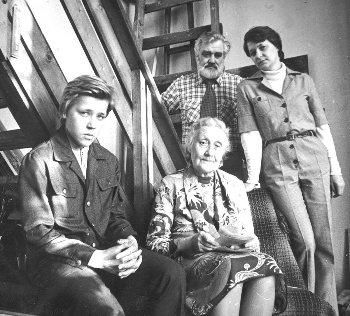 Māras Rikmanes ģimene. No kreisās - dēls Mārtiņš, Alma Ābele (aktrise), Oļģerts Krauklis un Māra Rikmane