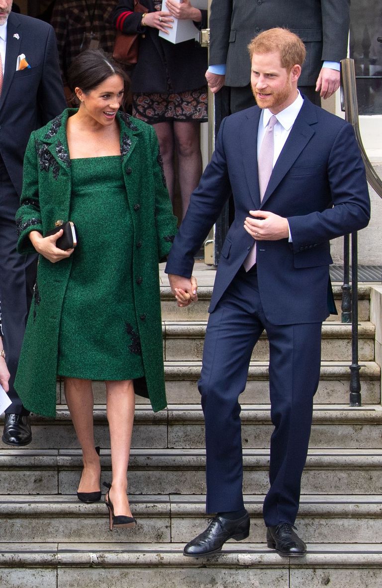 Duchessi hertsoginna Meghan abikaasa prints Harryga aastal 2019 Londonis Kanada Majas. Meghan kannab Erdemi kleiti ja poolmantlit. 