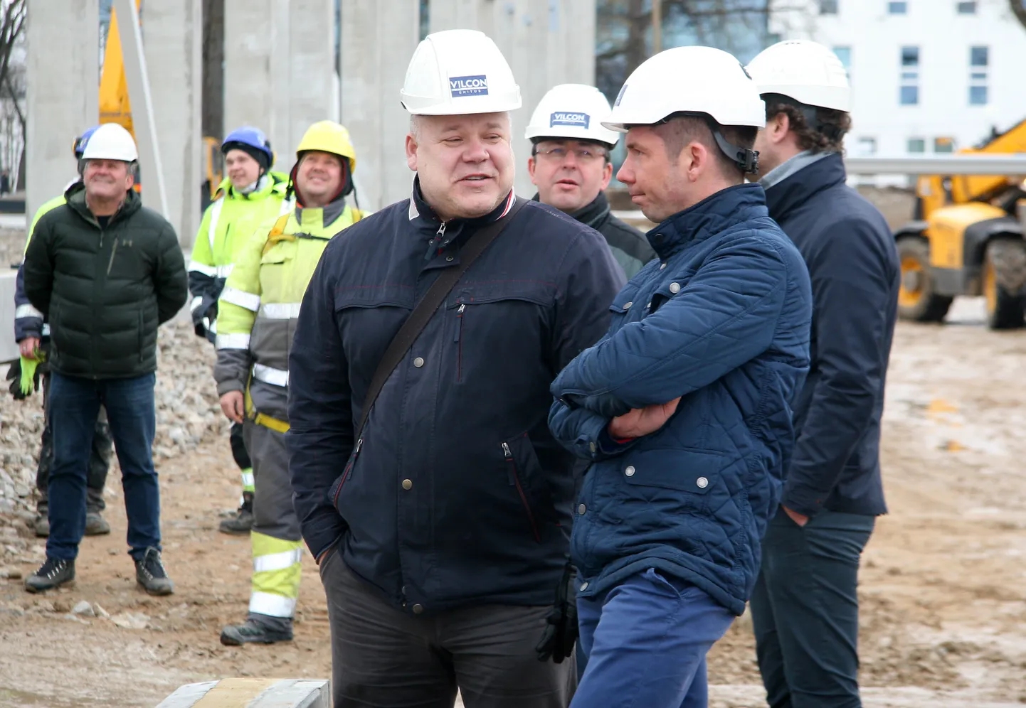 19. märtsil 2019 Pargi keskuse sarikapidu. Allan Mänd (esiplaanil vasakul) ja toonane vallavanem Martin Repinski. Viimane on nüüd Jõhvi asjadest aasta otsa eemal olnud, kuid tuli sel nädalal koalitsioonis tekkinud erimeelsusi klattima.