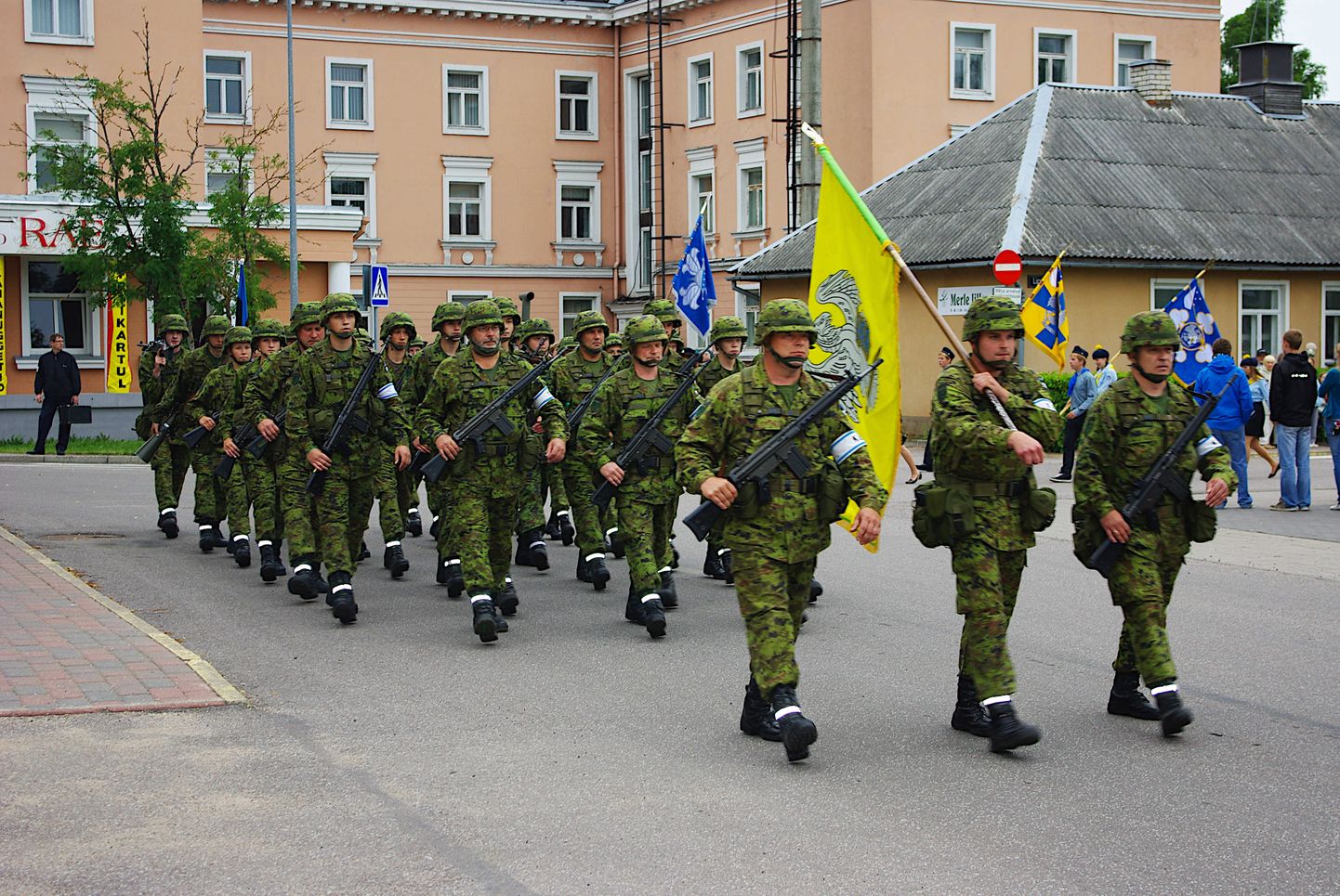 Kaitseliidu marss Otepää Keskväljakul.