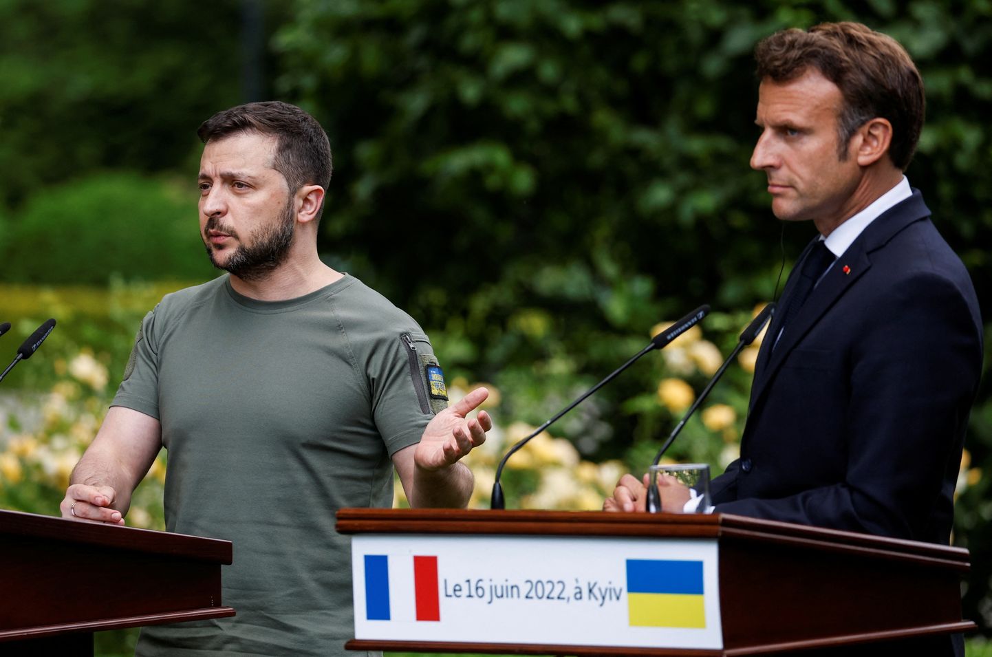 Ukraina president Volodõmõr Zelenskõi (vasakul) ja Prantsuse president Emmanuel Macron Kiievis 16. juuni 2022.