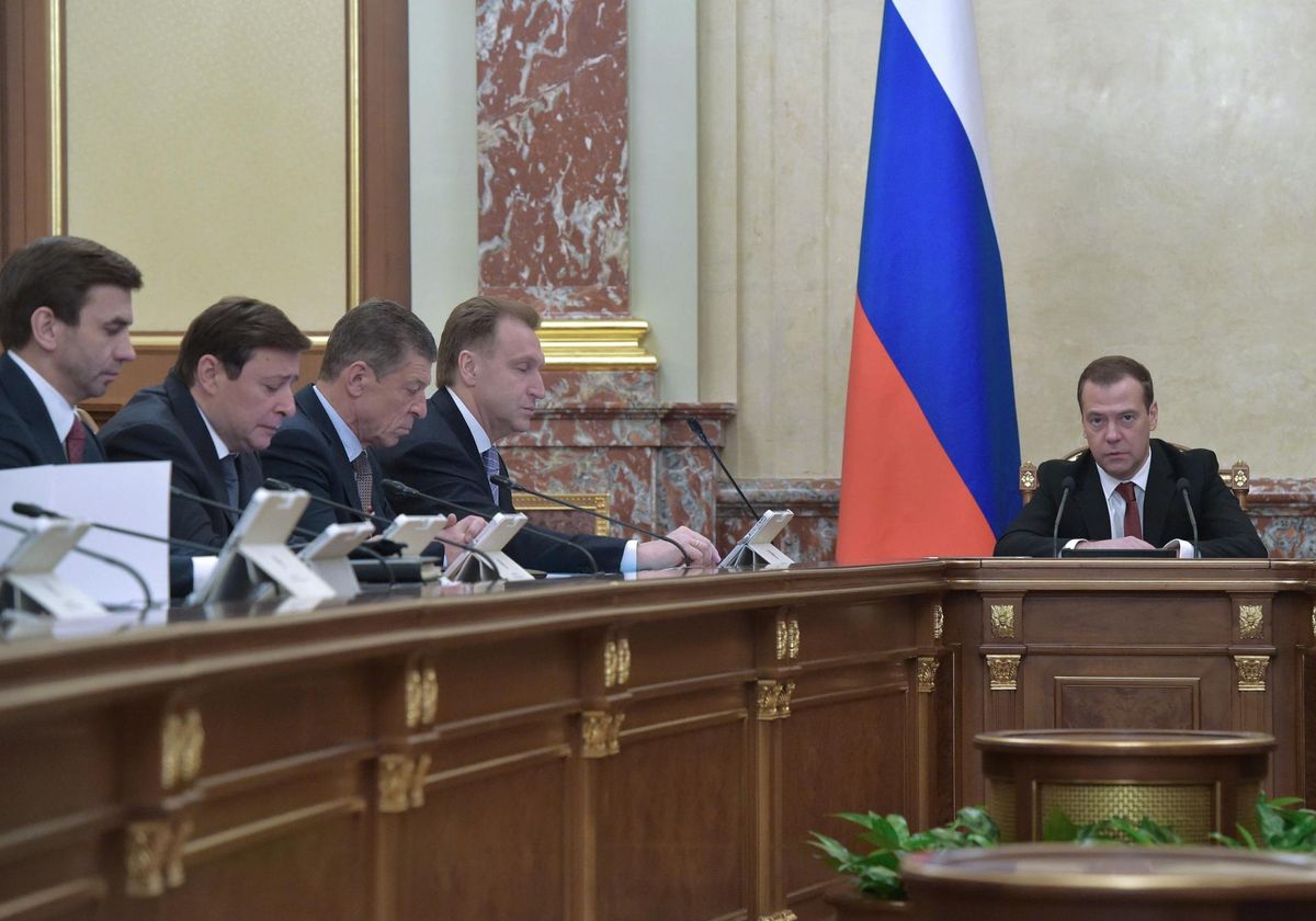 Venemaa valitsuse istung 2016. aastal. Paremal peaminister Dmitri Medvedev, vasakul minister Mihhail Abõzov. 