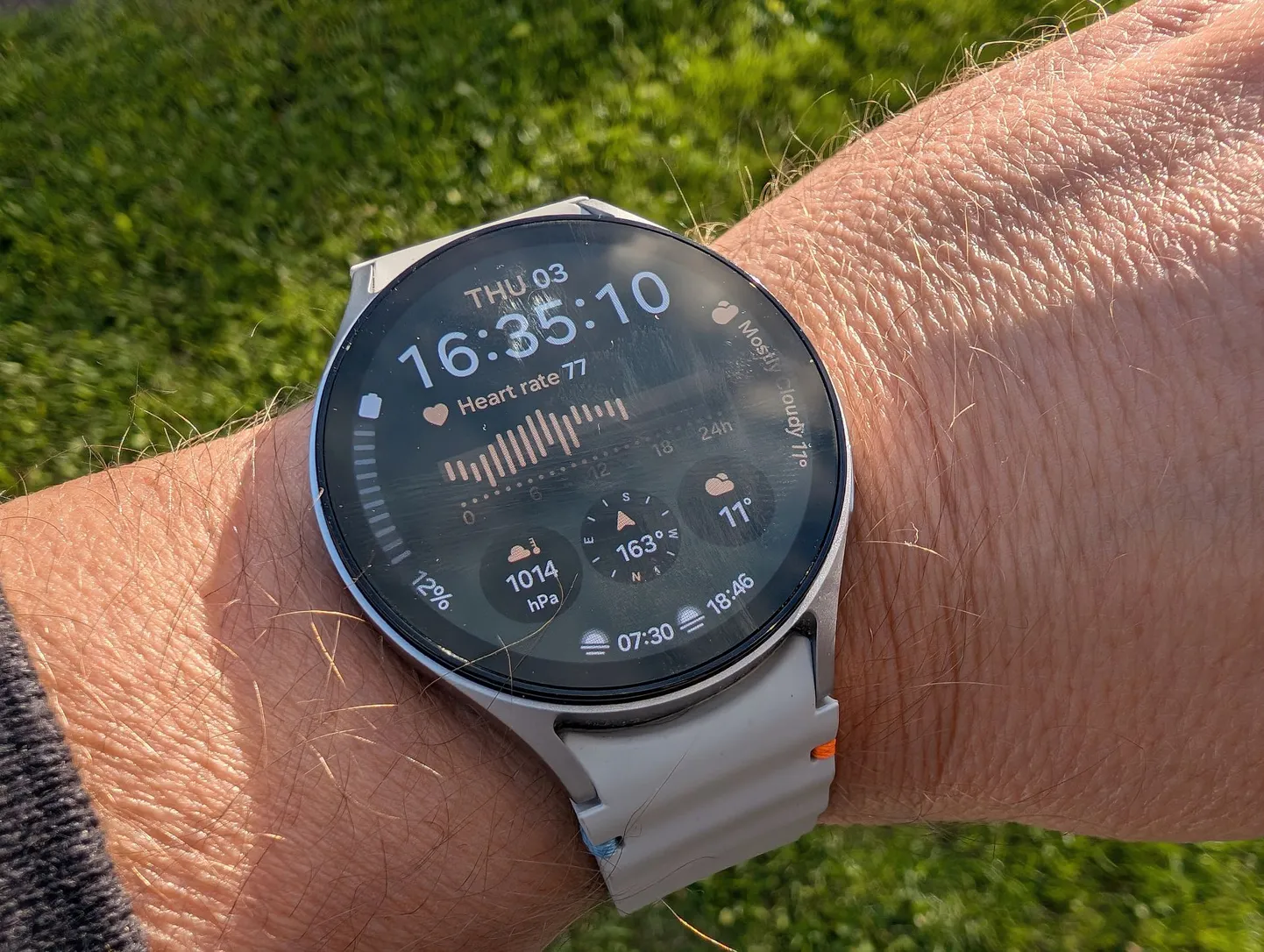 Samsungi uus nutikell Galaxy Watch7 muutus välimuselt vähe, kuid sisult on läinud palju kiiremaks ning tehisaru funktsioonid aitavad paremini tervisenäitajaid ja trenne träkkida. Paraku osa asju töötavad vaid Samsungi telefoniga ja aku kestab endiselt vähe.