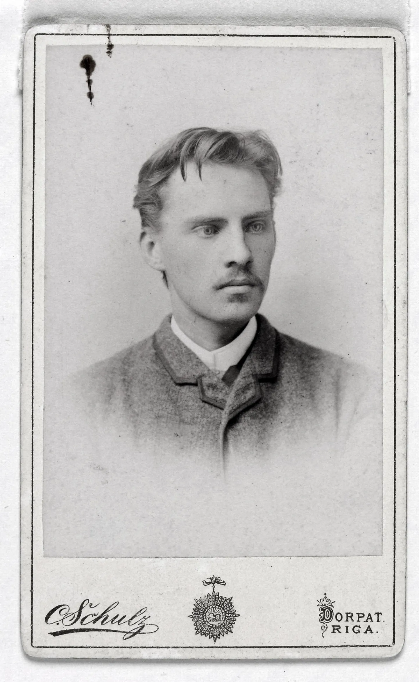 1887. aastal ülikooli õppima asudes liitus Oskar Kallas kohe ka Eesti Üliõpilaste Seltsiga. See EÜSi arhiivist pärinev portreefoto on tehtud kaks aastat hiljem.