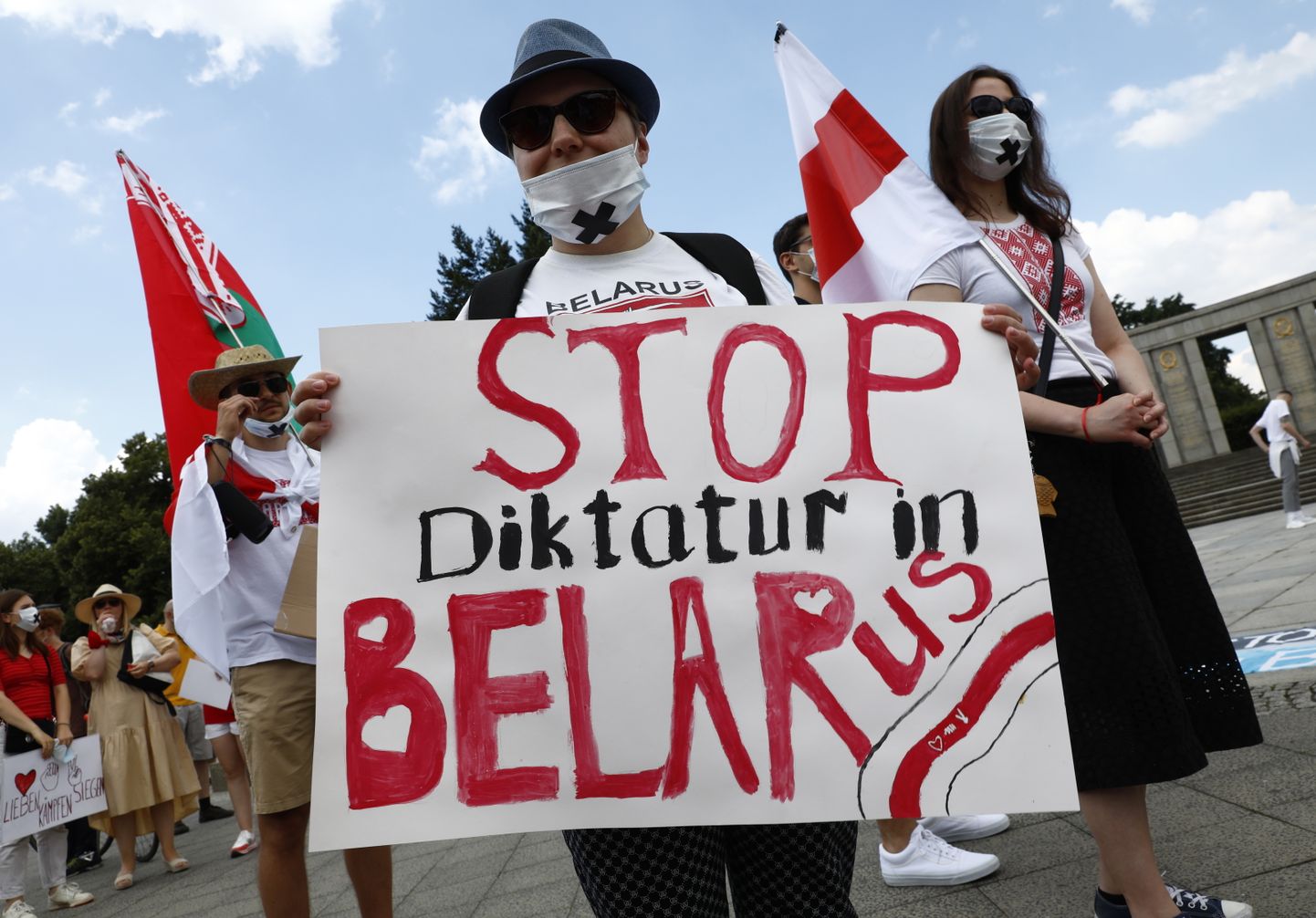 Berliinis aset leidnud meeleavaldus 18. juulil, kus protestija nõuab diktatuuri lõpetamist Valgevenes.