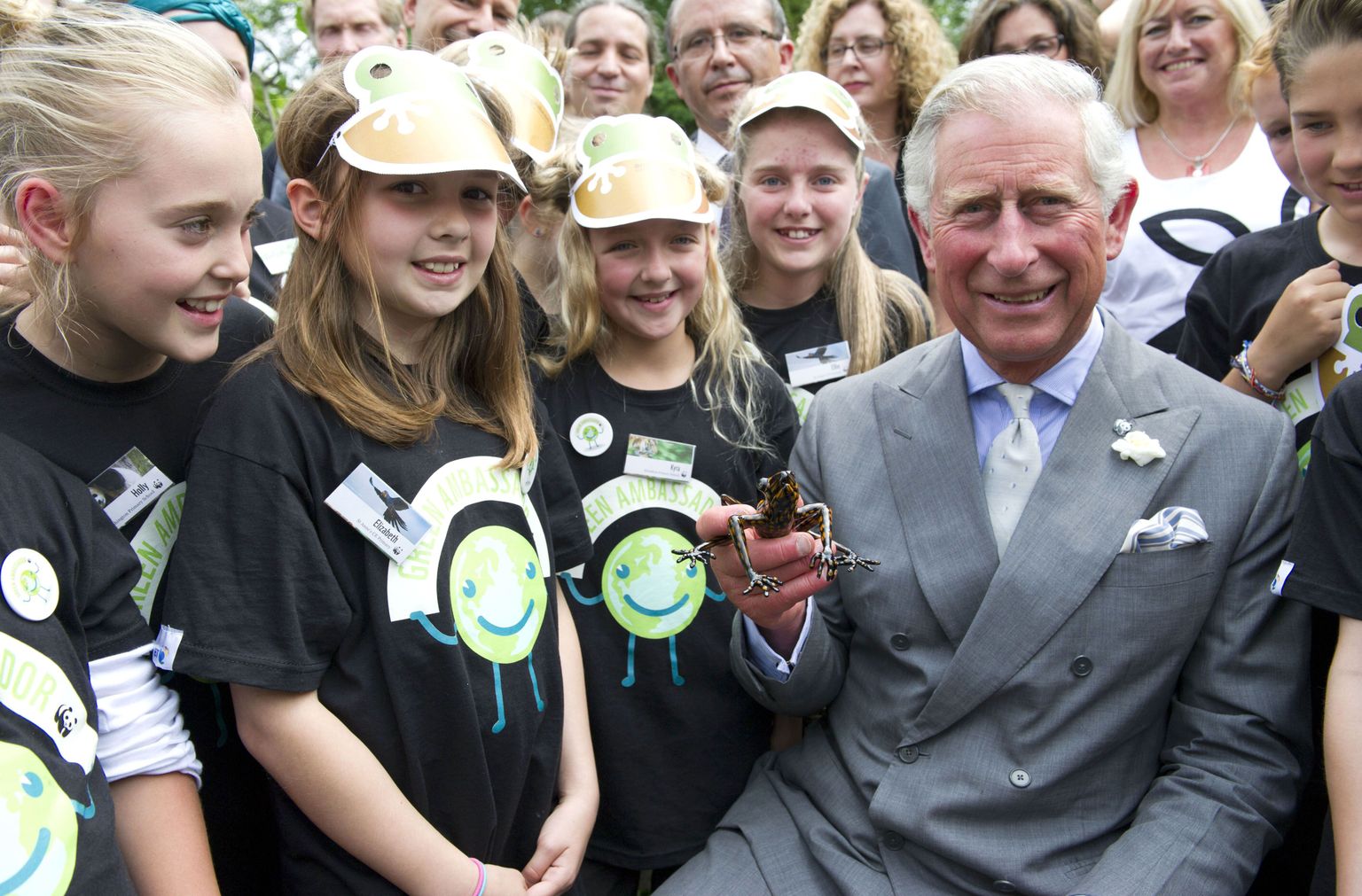 Принц Чарльз у школьников, защитников природы, на саммите WWF-зелёных послов Великобритании, 5 июля 2012 года в Doughton около Tetbury, Глостершир, Англия.