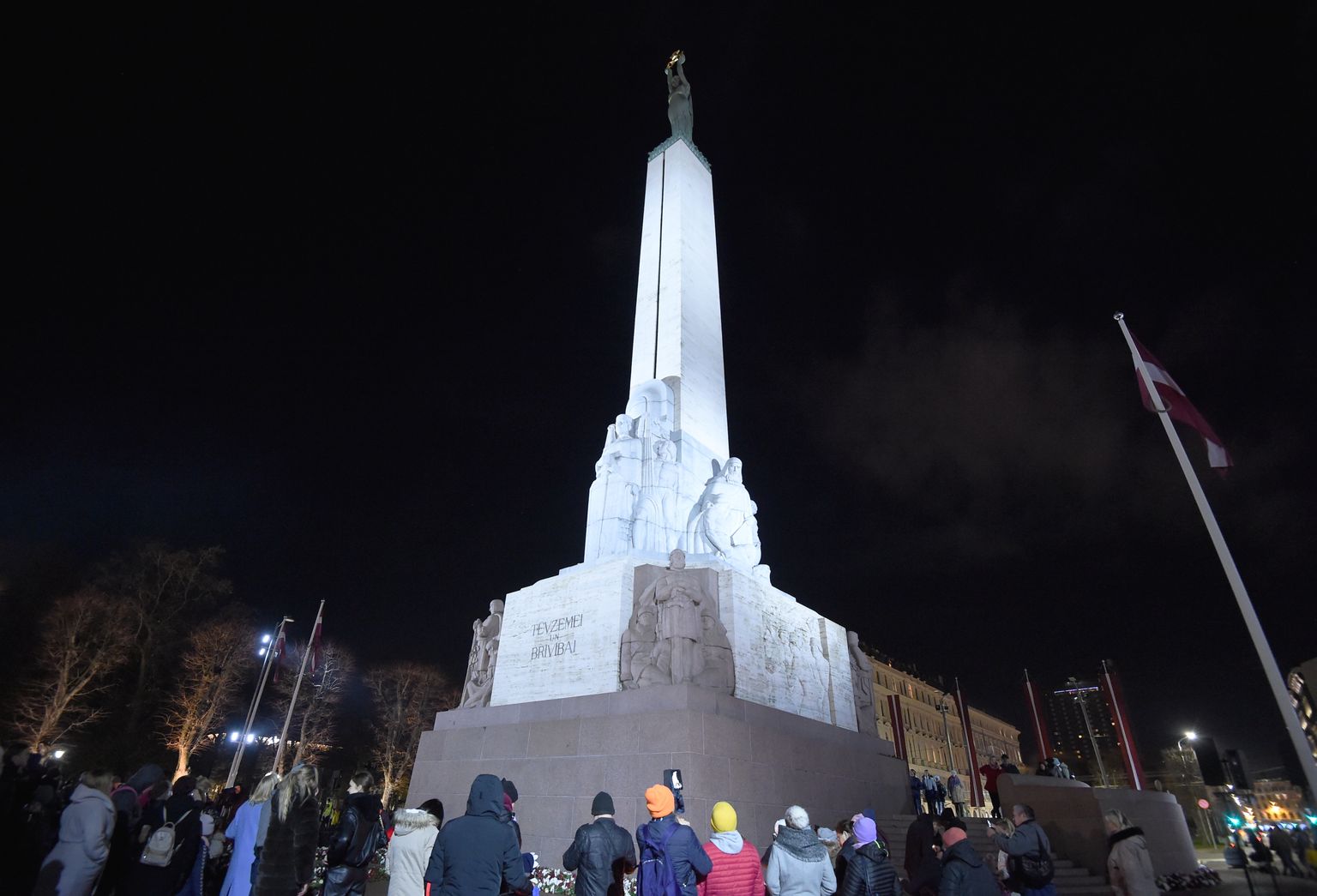 Latvijas Republikas Proklamēšanas 103.gadadienā tiek svinīgi atklāts īstenotais Brīvības pieminekļa izgaismošanas projekts.