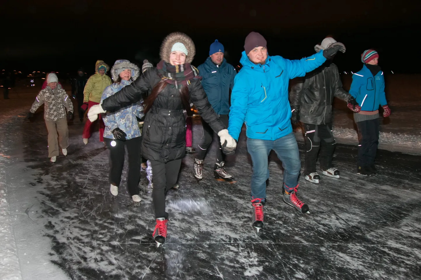 Rattaklubi on ööuisutamist Viljandi järvel korraldanud juba aastaid ja see on leidnud hulga kaasalööjaid.