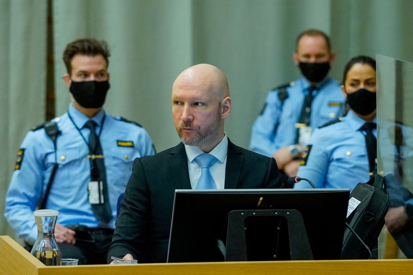 Norrakast massimõrvar Anders Behring Breivik Skeni vanglas, kus ta karistust kannab ja kus kohus arutas, kas määrata talle tingimisi karistus. Kohus ei võimaldanud Breivikile seda