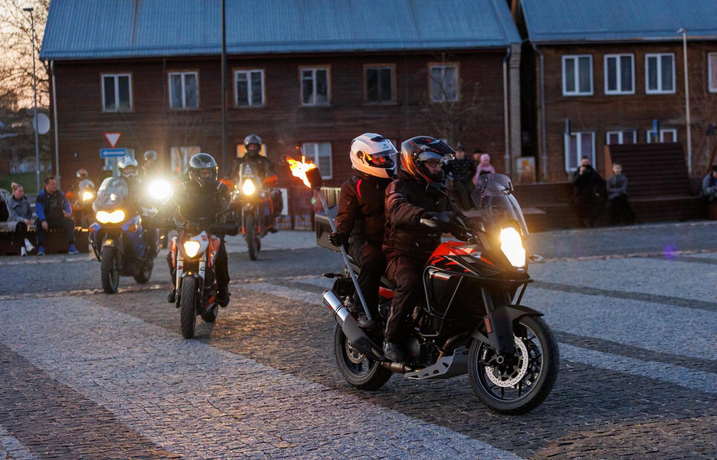 Jüriöö märgutule kannavad üle Eesti laiali motoklubid.