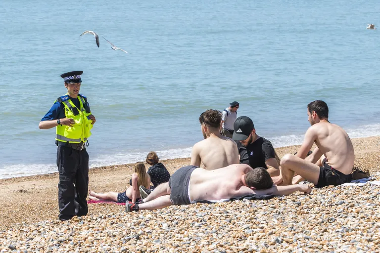 Politseinikud patrullivad Brightoni rannas.