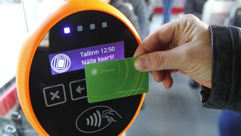 Tallinna ühistranspordis saab nüüd pangakaardiga pileti osta igast validaatorist