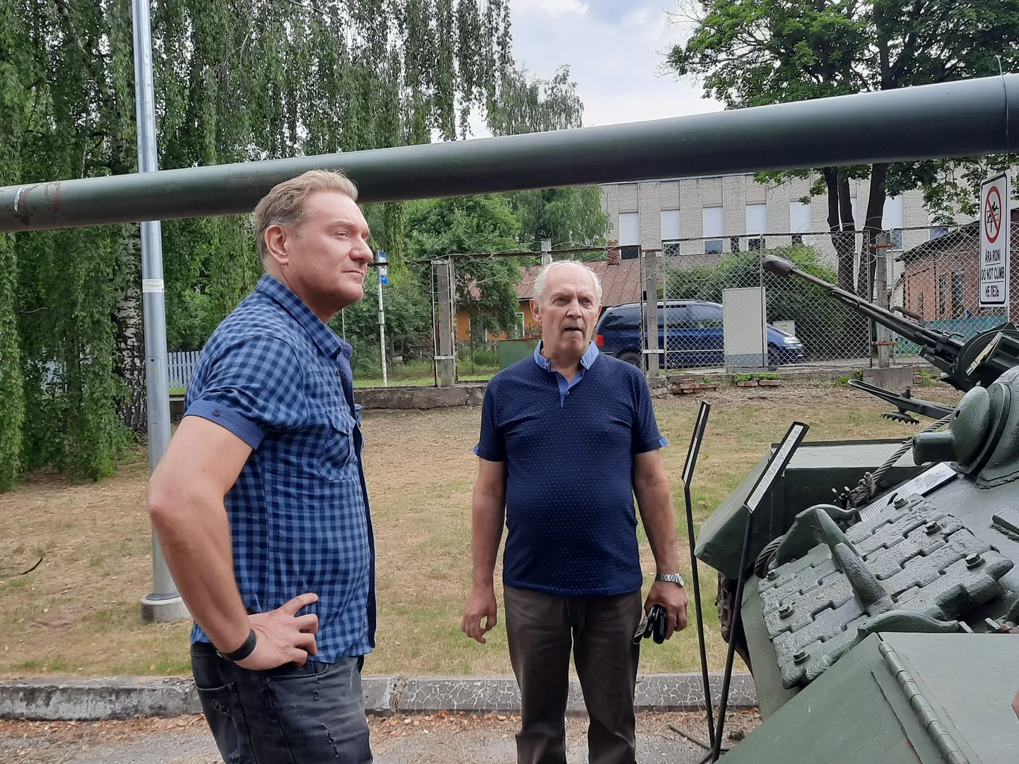 Mart Sander tutvus Valga militaarteemapargiga.