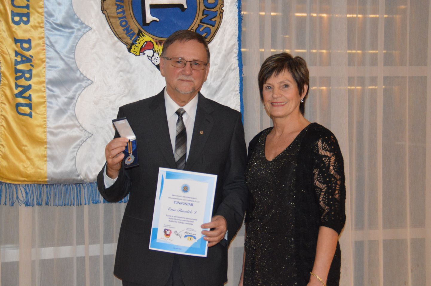 Lions Eesti Piirkonna kuberner Mare Kolsar autasustas Enn Raadikut Rukkilille II järgu medaliga.