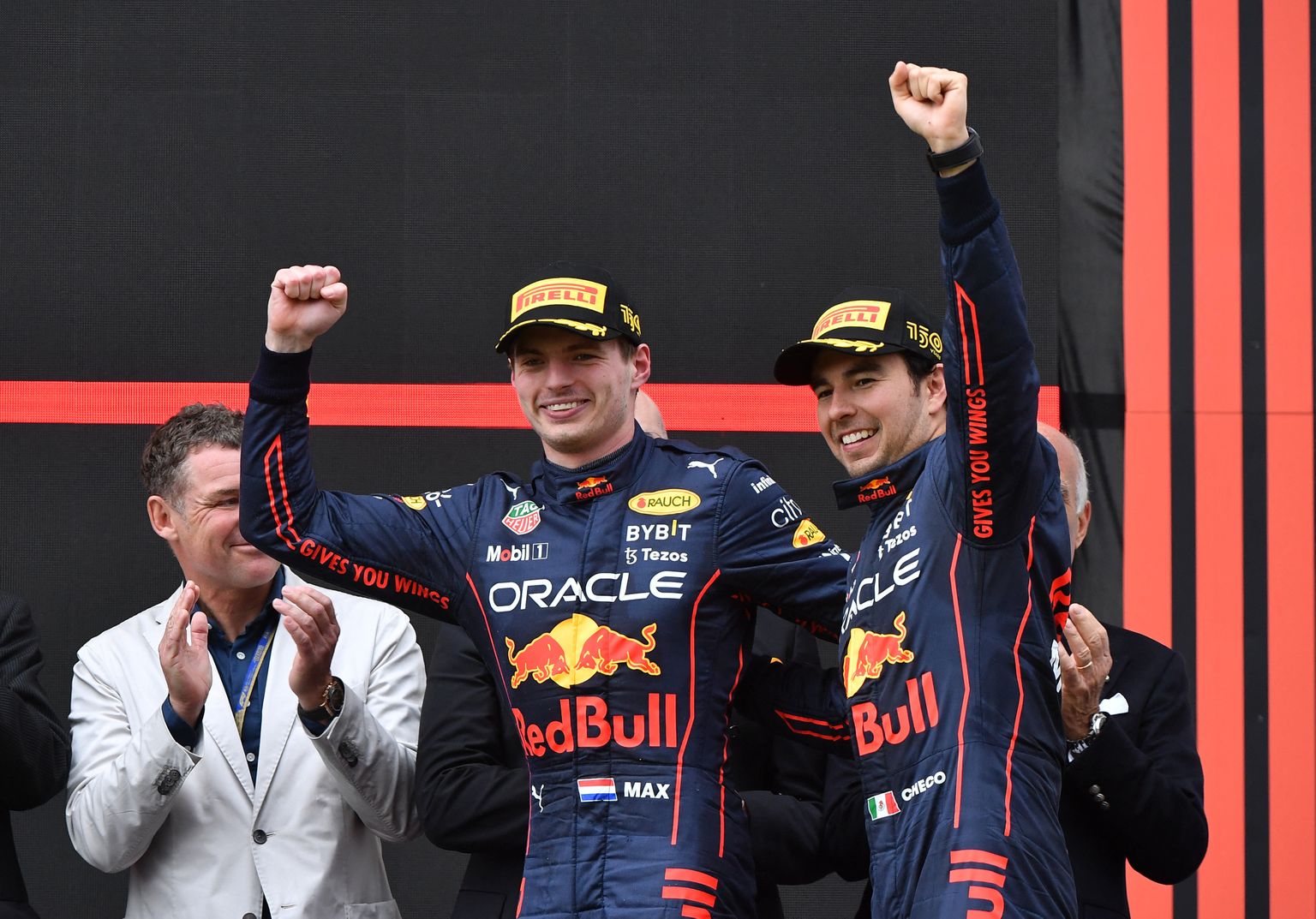 Näod naerul, kuid sisemiselt väsinud. Imola ringrajal toimunud F1-etapil võtsid Red Bulli sõitjad Max Verstappen (vasakul) ja Sergio Perez kaksikvõidu.