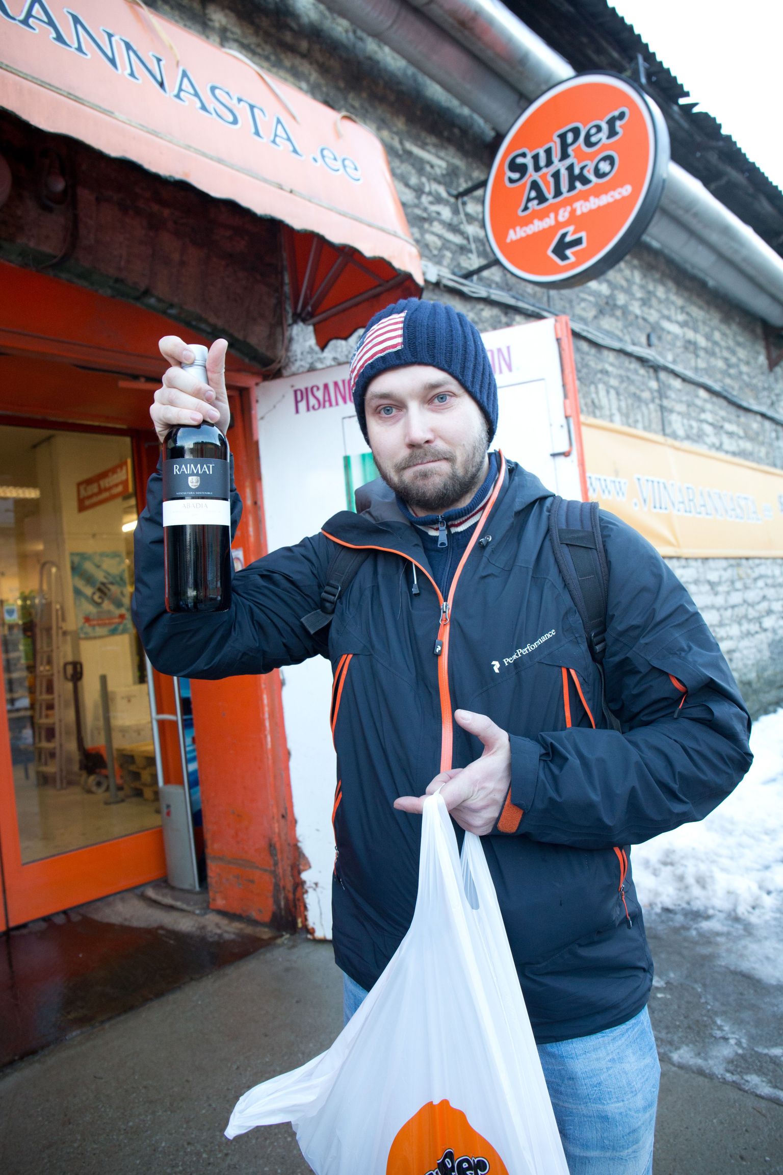 Eile Tallinna sadama piirkonna alkoholipoest veini ostnud soomlane Rami soetab enda sõnul Eestist alkoholi harva ja väikses koguses, seega teda siinse alkoholi kallinemine ja Soome tollireeglid ei mõjuta.