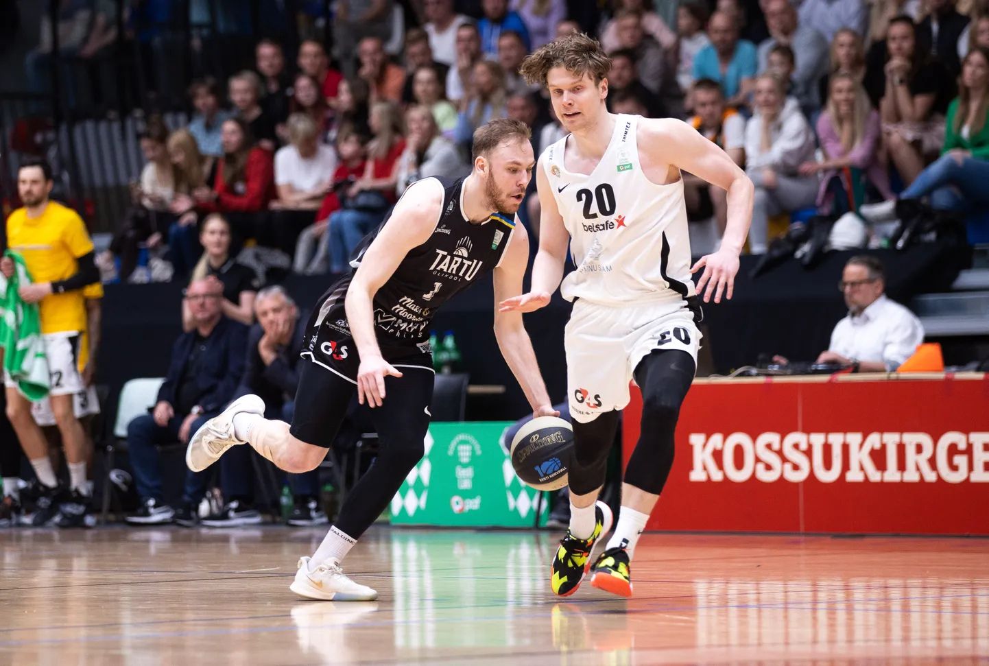 Tartu korvpallur Märt Rosenthal (vasakul) mänguhoos pärnaka Robert Valge vastu.