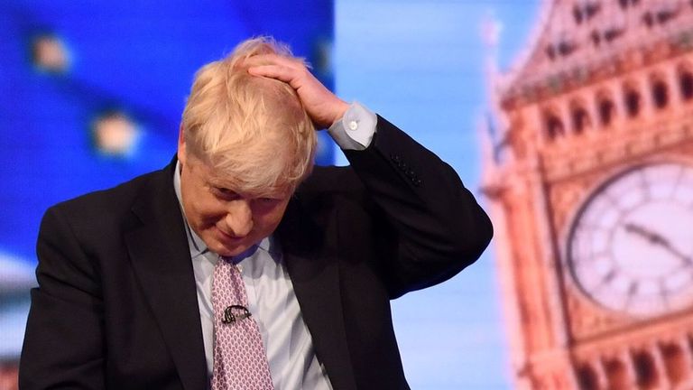 Премьер-министр Британии Борис Джонсон отвергает требования ШНП о новом референдуме и думает, как перетянуть на свою сторону большинство шотландцев