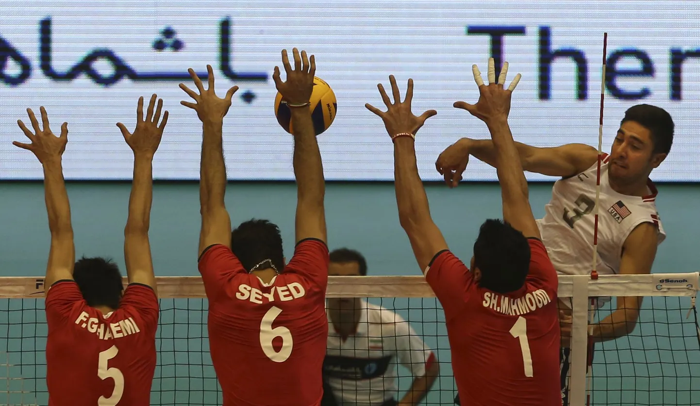Волейболисты Ирана в матче Мировой лиги.