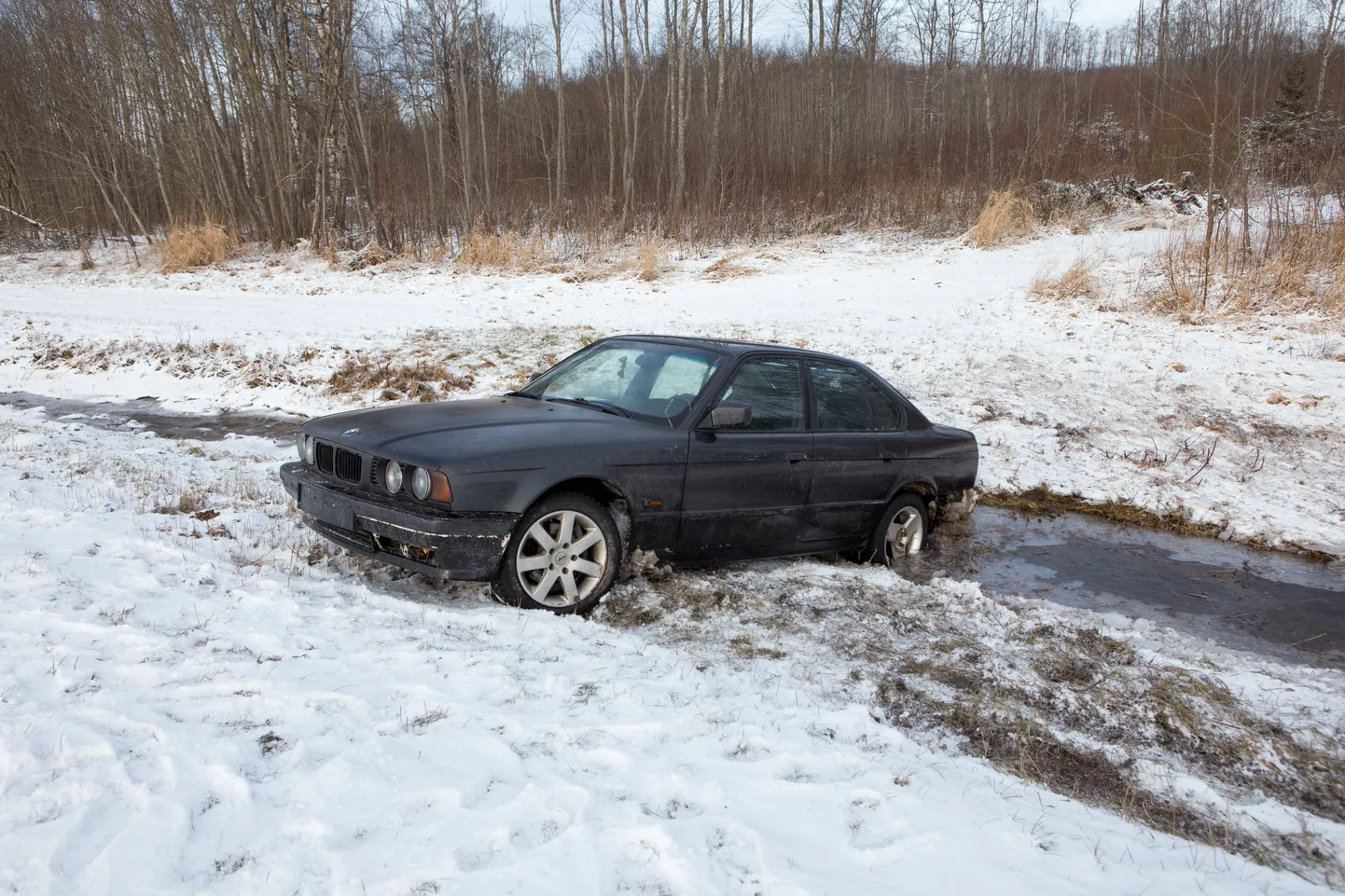 BMW в кювете. Иллюстративное фото.