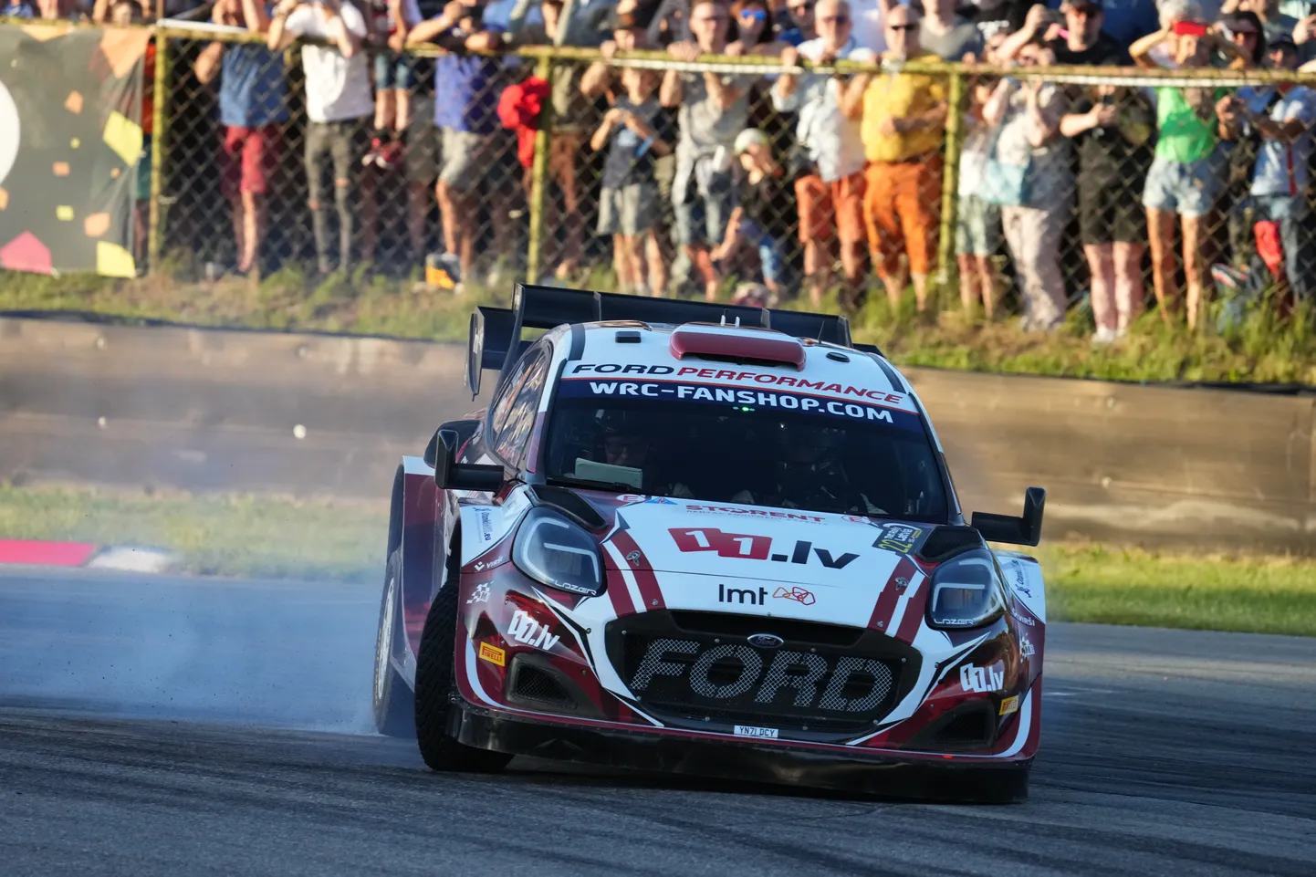 Stūrmanis Renārs Francis un rallija pilots Mārtiņš Sesks piedalās FIA pasaules rallija čempionāta "Tet Rally Latvia" ātrumposmā.