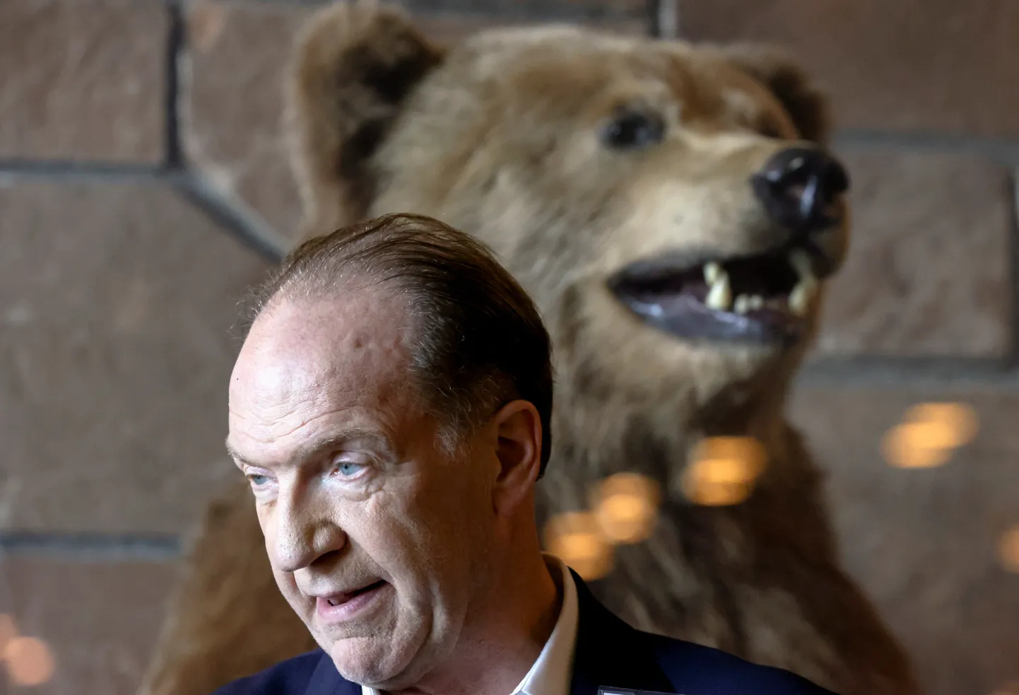 Maailmapanga president David Malpass Föderaalreservi Jackson Hole'i ​​majandussümpoosionil 26. augustil 2022, taustaks karutopis.