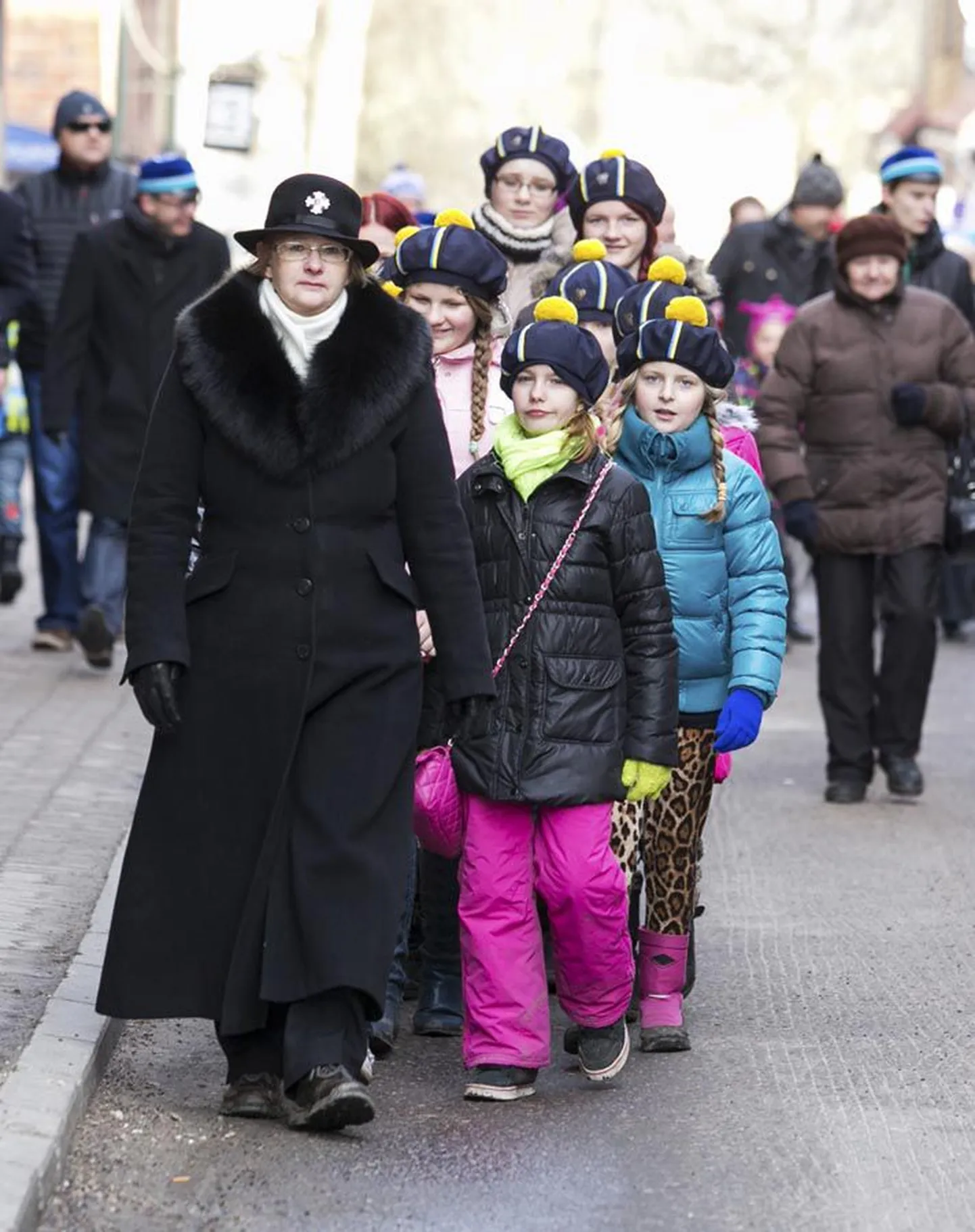 Varem on piduliku jalutuskäigu eesotsas kõndinud kaitseliitlased, naiskodukaitsjad ning kooliõpilased. Tänavu jalutasid inimesed niisama läbi Viljandi vanalinna.