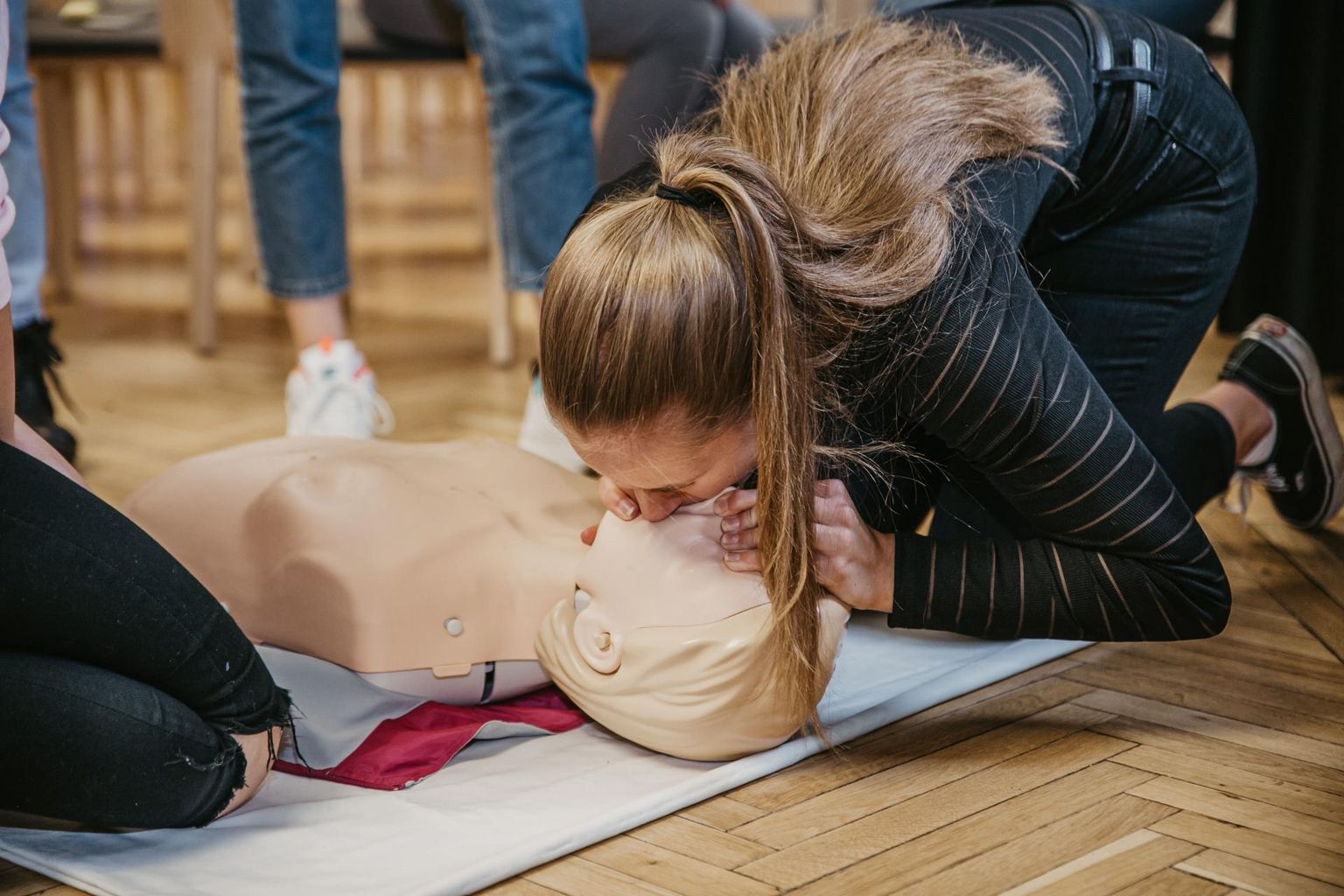 Pärnu Sütevaka humanitaargümnaasiumi 8. klassi õpilased harjutasid elustamiskoolitusel elupäästmist.
