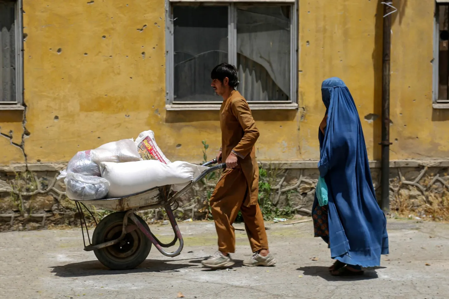 Afgaani pere viib Kabulis koju raskustes peredele mõeldud toidupakki, mis sisaldab muu hulgas jahu, õli ja riisi. Enam kui kolmandik Afganistani elanikest kannatab toidupuudust.