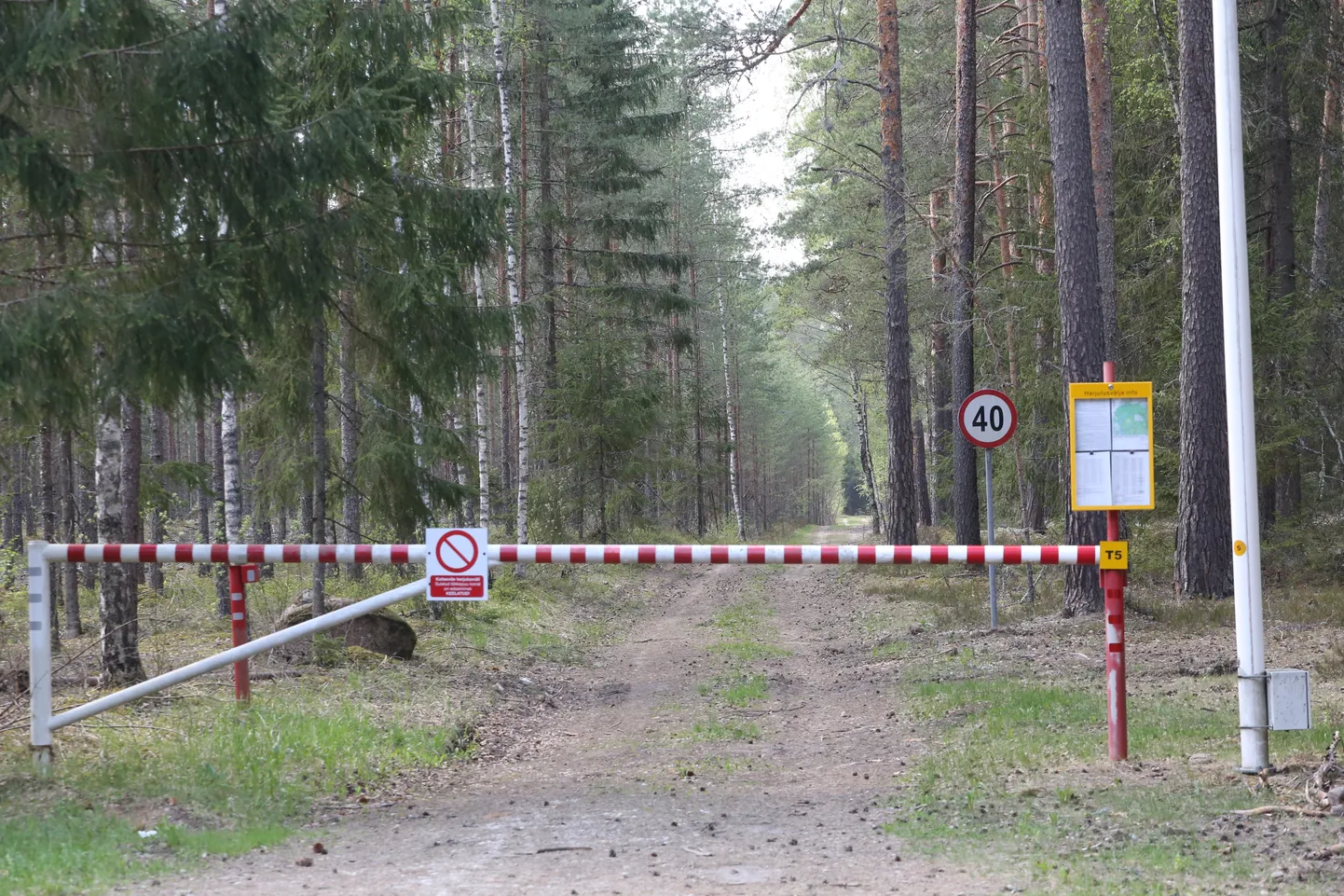 Tõkkepuu Nursipalu harjutusala sissepääsuteel.