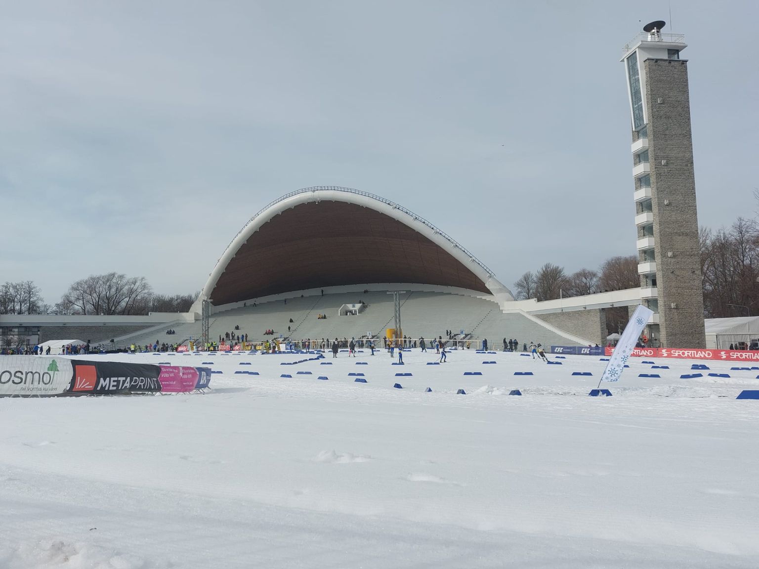 Noored suusatajad panid end proovile MK-etapi rajal, mis asub Tallinna lauluväljakul.