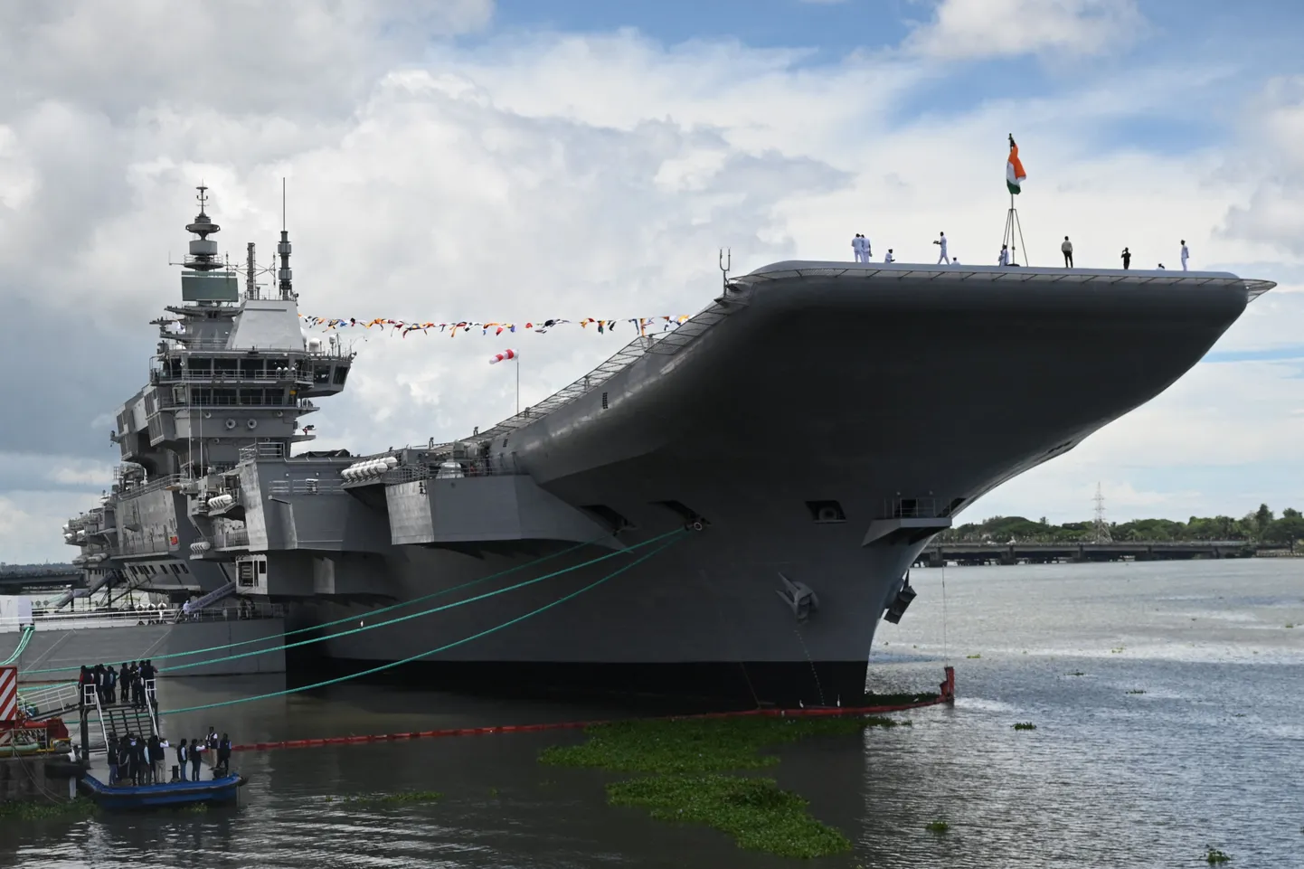 India esimene oma ehitatud lennukikandja INS Vikrant Cochinis 2. september 2022.