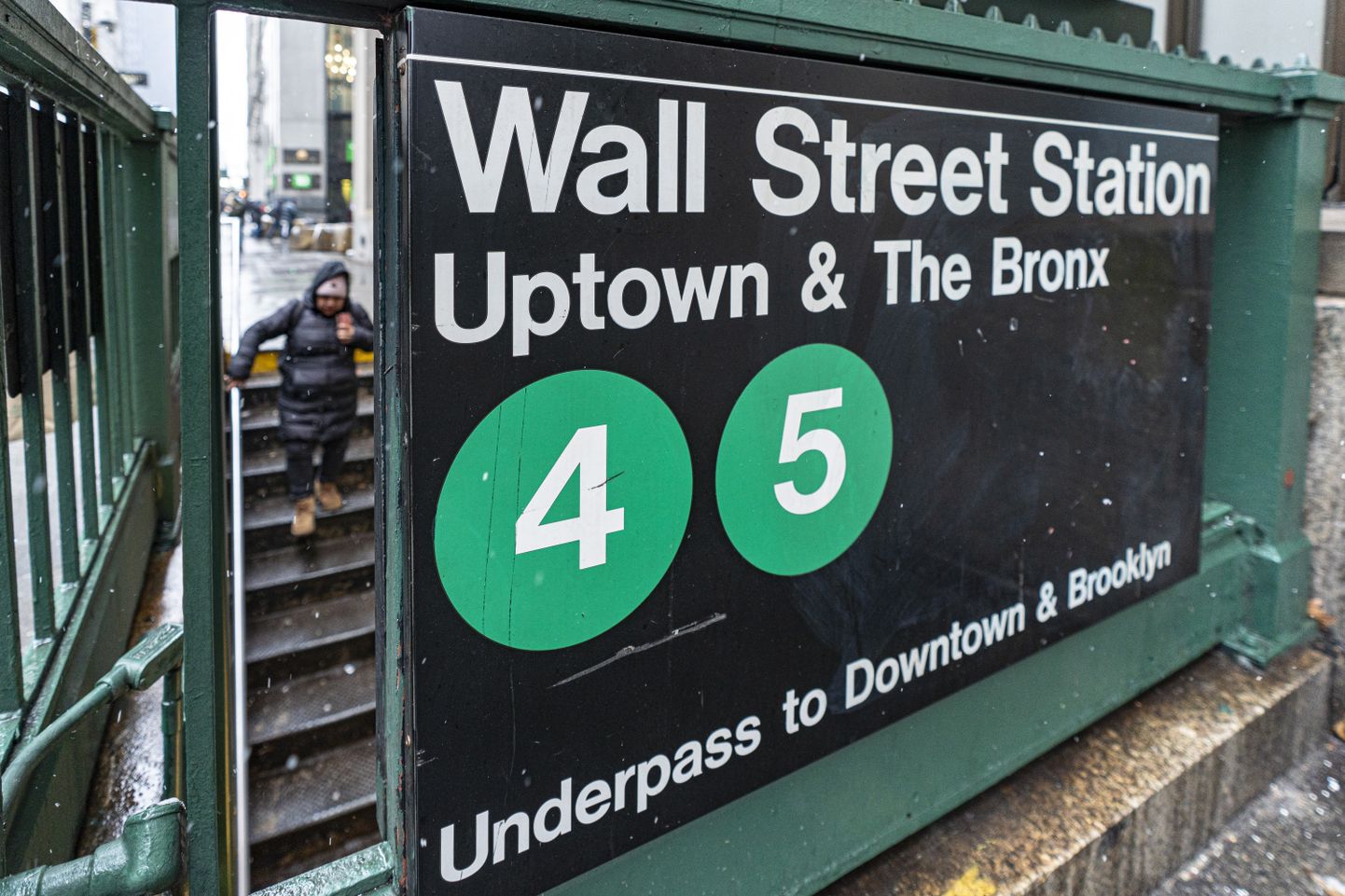 Inimene laskumas trepist Wall Streeti metroojaama 19. jaanuaril 2024.