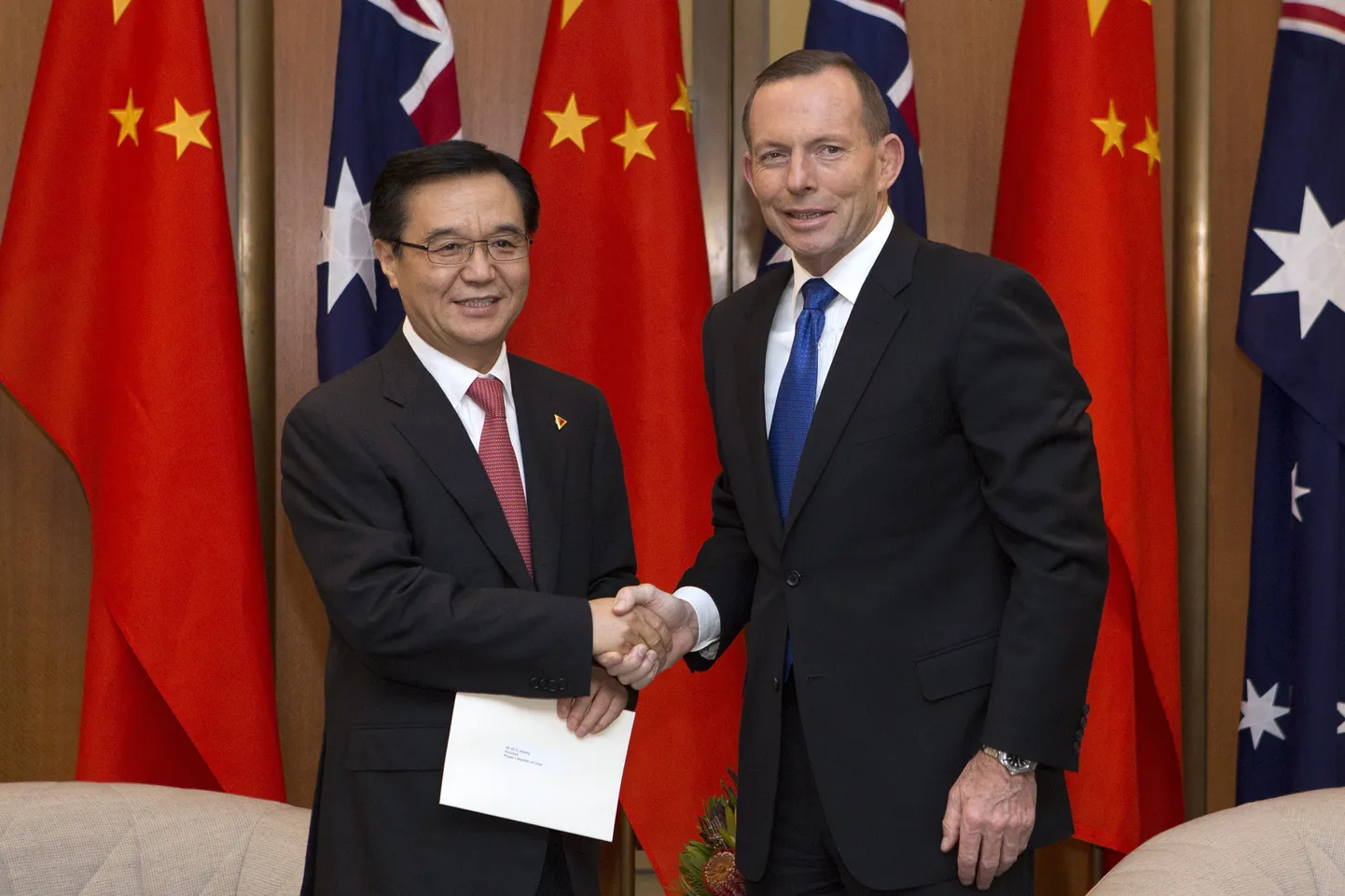 Hiina kaubandusminister Gao Hucheng vasakul