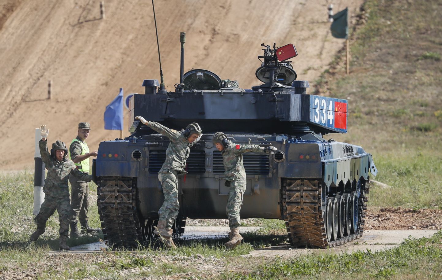 Китайские солдаты с танком ЗТЗ-96Б участвуют в соревнованиях «Танковый биатлон-2022».