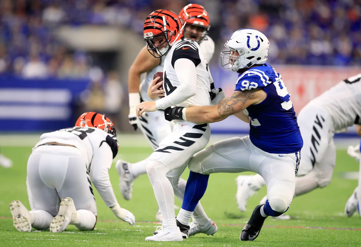 Margus Hunt (paremal) murdis Cincinnati Bengalsi mängujuhi Andy Daltoni, oma endise meeskonnakaaslase, pühapäevases kohtumises maha kahel korral.